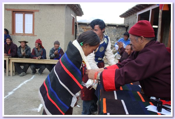 Nyima Lama ehrt eine Schuelerin mit einer Khatag.JPG