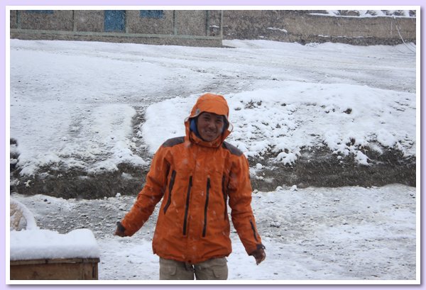 Pema Wangyal, der Englischlehrer, im Schnee.JPG