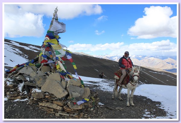 Rektor Gyanu Gurung am Shey-la Pass, von Saldang kommend.JPG