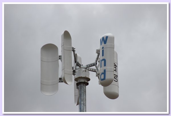 Seit zwei Jahren gibt es Windkraft auf dem Schulgelaende.JPG