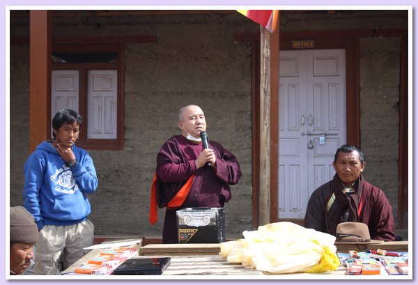 Shakya Rinpoche haelt eine Rede, links von ihm Pema Wangyal, rechts Tashi Dhondup.JPG