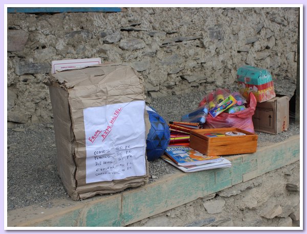 Von einer Schule in Kathmandu gespendetes Lernmaterial.JPG