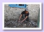 Der Nepalilehrer Manlal bei Schotterarbeiten.JPG