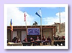 Die Honoratioren bei dem Fest, in der Mitte unter dem Schulschild Nyima Lama.jpg