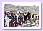 Die Schueler stehen an, um Khatags von Shakya Rinpoche zu empfangen.JPG