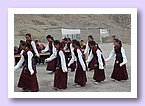 Maedchen tanzen, im Hintergrund das Schulhaus.JPG