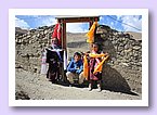 Mit Khatags empfangen die Kinder den Ehrengast Shakya Rinpoche.JPG