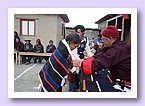 Nyima Lama ehrt eine Schuelerin mit einer Khatag.JPG