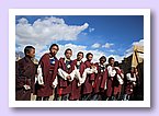 Spalierstehen zum Empfang des Ehrengastes Shakya Rinpoche.JPG