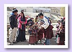 Tenzin Namdol verteilt Süssigkeiten an die Kleinen.JPG