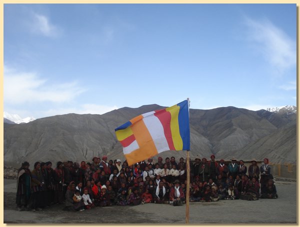 Eltern, Lehrer, Schueler, Schulkomittee, davor die Dharma-Flagge.JPG