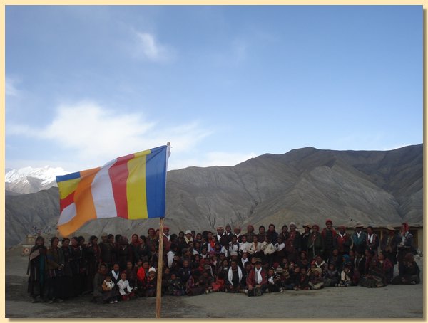 Gruppenphoto mit buddhistischer Flagge.JPG