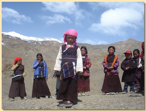 Pema Tsering mit ihren Freunden.JPG