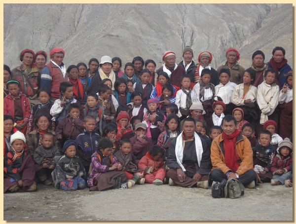 Tashi Dhondup mit versammelter Gesellschaft.JPG