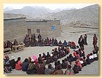 Eltern und Kinder, im Hintergrund eine Gruppe von Choerten.JPG Eltern und Kinder, im Hintergrund eine Gruppe von Choerten.JPG