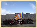 Eltern, Lehrer, Schueler, Schulkomittee, davor die Dharma-Flagge.JPG Eltern, Lehrer, Schueler, Schulkomittee, davor die Dharma-Flagge.JPG