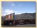 Gruppenphoto mit buddhistischer Flagge.JPG Gruppenphoto mit buddhistischer Flagge.JPG