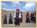 Pema Tsering mit ihren Freunden.JPG Pema Tsering mit ihren Freunden.JPG