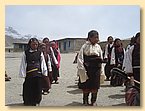 Schueler fuehren einen Tanz auf.JPG Schueler fuehren einen Tanz auf.JPG