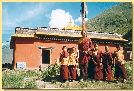 Der Lehrer vor dem Tempel, September 2003.jpg