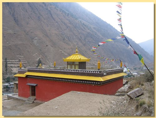 Die fertige Gompa im Sommer 2005.jpg