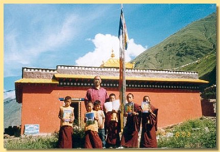 Khenpo Menlha Phuntsog mit seinen Novizen vor der Gompa.jpg