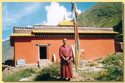 Khenpo Menlha Phuntsok vor der Gompa.jpg