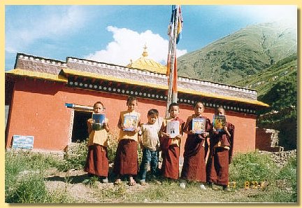 Klosterschler vor der Gompa.jpg