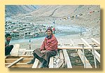 Khenpo Menlha Phuntsok auf der Baustelle, Sommer 2003, im Hintergrund Dunai.jpg