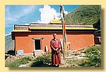 Khenpo Menlha Phuntsok vor der Gompa.jpg