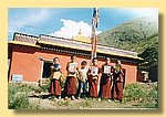 Klosterschler vor der Gompa.jpg