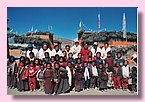 Die Schule von Komang mit Lehrern, in der Mitte Tulku Tsewang Dorjee.jpg