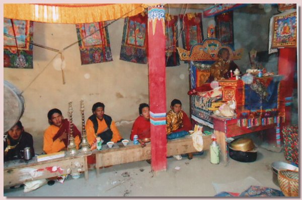 Darbringung von Tsog in der Pu Gonpa.jpg