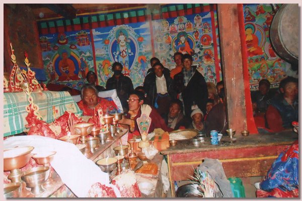 Das Innere der Gonpa in Komang.jpg