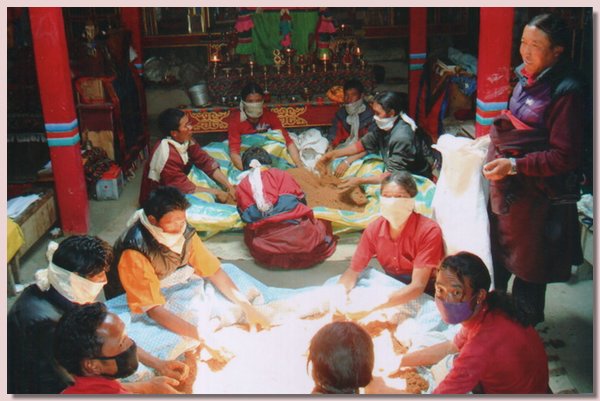 Herstellung von traditioneller Medizin in Pu Gonpa.jpg