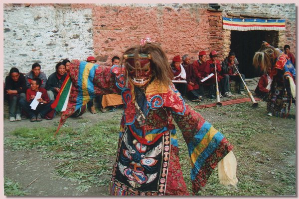 Religioese Taenze in der Pu Gonpa in Shimen.jpg