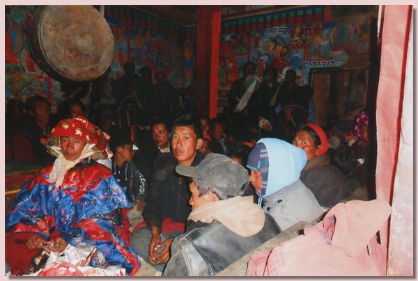 Tulku Tsewang Dorje in der Gonpa von Komang.jpg